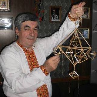 На фото: народний майстер  Дмитро Пожоджук з Космача зі своїм різдвяним павуком