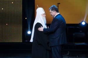 Президент України Петро Порошенко вітає Патріарха Філарета з 88-річчям.