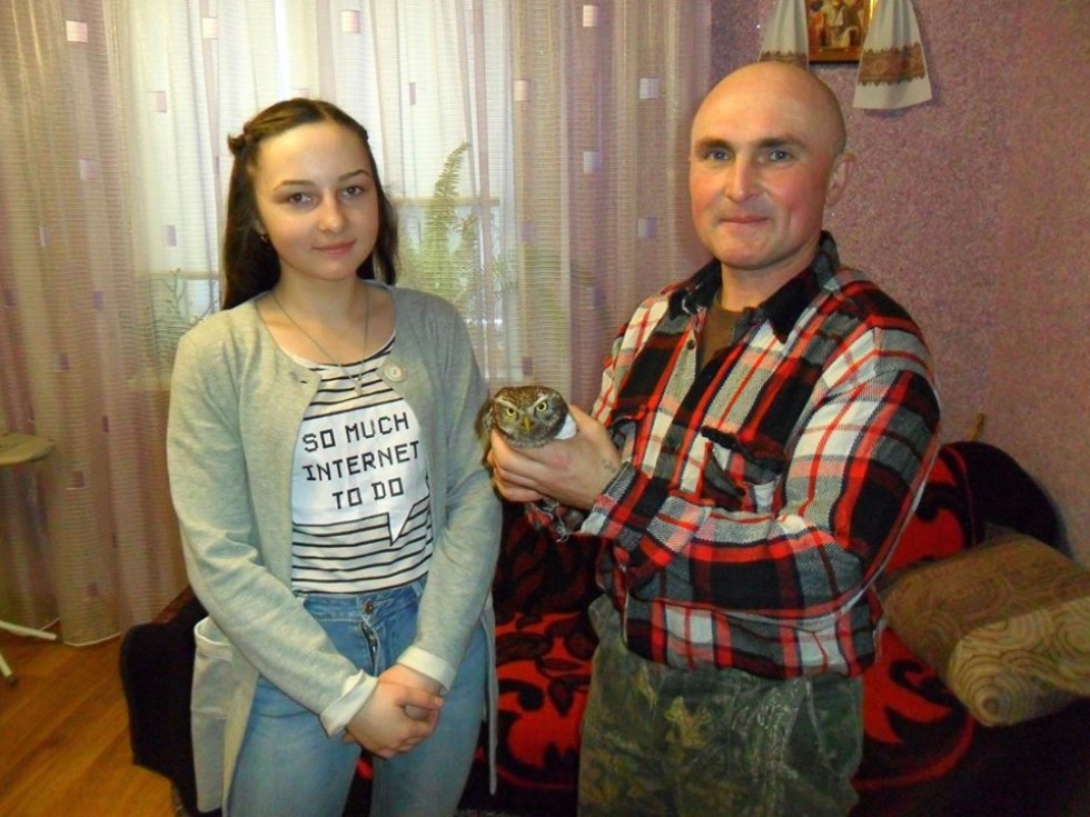 Сергій Назарчук та його донька із врятованим птахом